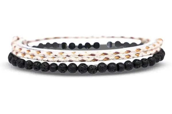 Made by Nami Pulsera Boho Surfer Set de 2 con Perlas - Mujer y Hombre- Accesorios para Fiestas y Playa - Hechos a Mano - Resistente al Agua y Ajustable - Pulseras Amistad (Piedra de Lava & Beige)