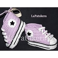 Babyschuhe häkeln, Unisex. Stil, Converse All Star. Farbe lila, aus 100% Baumwolle, 4 Größen 0-12 Monate. handgefertigt in Spanien. Turnschuh gehäkelt gestrickt, Geschenk fürs Baby