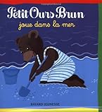 Petit Ours Brun joue dans la mer
