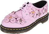 Der 1461 Flower Schuh von Dr. Martens setzt ein Statement! Dieser Halbschuh kombiniert das klassische Dr. Martens Design mit extravaganten, floralen Applikationen und ist somit ein toller Hingucker. Ausgefallener Halbschuh aus rosafarbenem, mattem Glattleder mit mehreren Blütenapplikationen aus Leder im gleichen Farbton Außerdem zieren silberfarbene, runde Nieten den Schuh