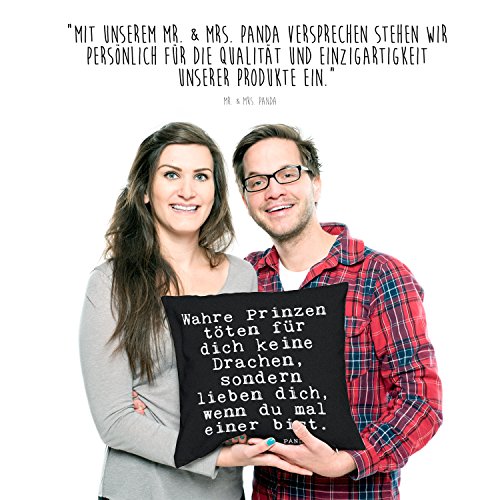 Mr. & Mrs. Panda Kissen 40×40 Spruch „Wahre Prinzen töten für dich keine Drachen, sondern lieben dich, wenn du mal einer bist. “ – 100% handmade aus Soft-Feel Kissenbezug – Kissen, Kissenhülle, Kopfkissen, Geschenk, Schenken, Couch, Sofakissen, weich, flauschig, 40×40, 40 x 40 Drache, Prinz, Mann, Freund, Jahrestag, Liebesbeweis, Liebe, Freundin, Frau, Hochzeit, Hochzeitsgeschenk Spruch Sprüche Lustig Spass Geschenk Geschenkidee Zitate - 2