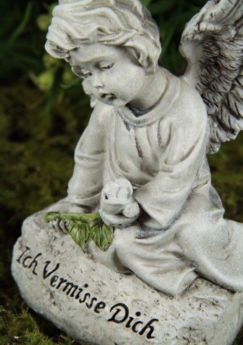 Grabengel auf Stein sitzend - 3