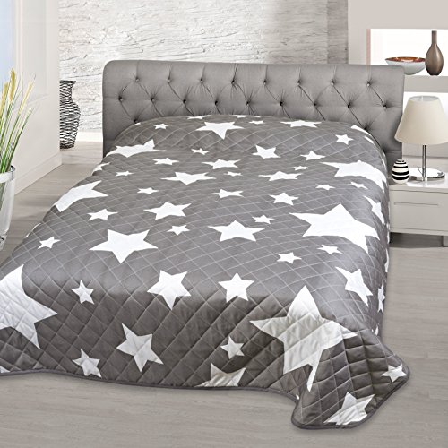 Zauberhafte Tagesdecke / Sofaüberwurf / Bettüberwurf " STARS ALL OVER " - unterfütterte und gesteppte hochwertige Qualität im trendigen Design - Schadstoffgeprüft nach Öko-Tex 100 - Standard , Grundfarbe : stein / grau/anthrazit , mit wundervollen hellen Sternen - zwei Größen 140 x 210 cm oder 220 x 240 cm stehen zur Auswahl - aus dem KAMACA-SHOP (220 x 240 cm)