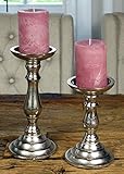 LUXUS FÜR DEIN ZUHAUSE: 2er Set Kerzenständer. Ein Deko-Highlight, welches man nicht oft zu sehen bekommt - die 2 Kerzenständer aus schwerem Aluminium in 2 verschiedenen Größen. Das Design wirkt sehr elegant und luxuriös. Die silberfarbenen Kerzenständer stehen durch ihr hohes Eigengewicht sehr stabil. Geeignet sind die Kerzenhalter für handelsübliche Stumpenkerzen. Perfekt für dein Zuhause, ein schickes Restaurant, ein exklusives Hotel, oder aber eine angesagte Bar.