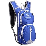 Auf dem Schultergurt gibt es eine lebensrettender Pfeife und noch Zugänge für Trinkschlauch und Kopfhörer.