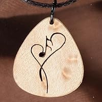 Musik mit Herz. Handgemachter Schmuck aus Vogelaugenahorn und Nussbaummaser. Ein Plektrum für die Liebe. Dekupiersägearbeit.