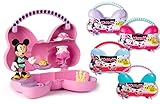 Nuevo coleccionable Minnie Bowsies! 12 lazos de diferentes colores, con muchas sorpresas en su interior! Cada lazo revela un playset diferente, en tema con su mini muñeca Minnie or Daisy. Cada una tiene su look fashion y sus accessorios! Cada una viene con su dulce mascota, 1 extra-dress y accessorios para las dos. ¡Todos los accessorios se pueden intercambiar! Y...una última sorpresa a descubrir dentro de cada lacito! Lleva tu BOWSIES sempre contigo como un maravilloso bolsito! ¡Coleciónalos todos!