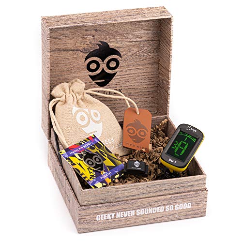 Pick Geek Set de Afinador | 33 x Púas de Guitarra Surtidas de Calidad Premium | Afinador Cromático Digital de Clip | Montura para Púas más un Pin de Esmalte GRATIS | en Caja Estilizada Para Regalos