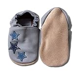 ♥ Die Lederschuhe werden liebevoll per Hand Stück für Stück zu dem perfekten Kinderschuh gefertigt. Ein geteiltes Gummiband sorgt dafür, dass beim Entdecken der Welt keine Druckstellen an der empfindlichen Ferse entstehen. Ihr Vorteil bei einem Kinderfuß mit hohem Spann!