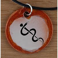 Echtes Kunsthandwerk: Schöner Keramik Anhänger mit dem Äskulapstab; Asklepiosstab, Pharmazie, Medizin, Symbol, Natter, Schlange, Stab