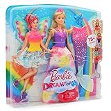 18 ESTILOS DIFERENTES: Tu hija nunca se aburrirá con nuestra nueva sirena Barbie Dreamtopia Sirena y Mariposa. Tiene una gran cantidad de accesorios que incluyen una cola de sirena, un corpiño, un collar, un par de alas, una tiara rosa y una falda con un estampado de arco iris y nubes que harán que tu niña luzca como si estuviera jugando todos los días con una muñeca Barbie diferente. Todos los accesorios se pueden combinar fácilmente para un total de 18 estilos diferentes