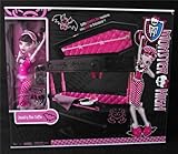 Diese Version beinhaltet neben dem Bett die Puppe von Draculaura Pyjama.