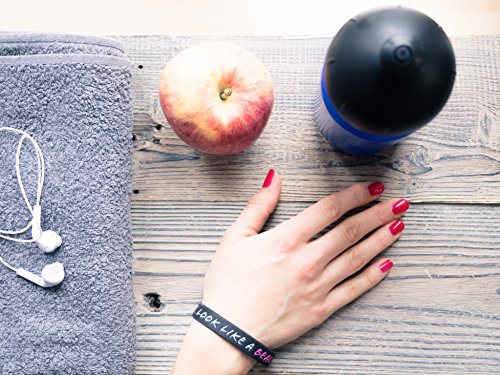 Silikonarmband TRAIN LIKE A BEAST LOOK LIKE A BEAUTY von The Wristband – PREMIUM Muskel Motivation – Fitness Armband mit Schrift, Gravur und Spruch – Schwarz Weiß Pink – Für Frau, Ladies + Damen – Bei Bodybuilding, im Training und Gym - 2