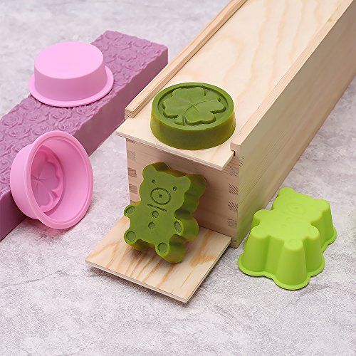 TOPQSC DIY Seifen Set rechteckige Silikonform mit Holzkiste , einem Rosa-Silikonform, 2 Bär-Silikonform, 2 kleine Formen mit Lucky Clover Bild und 20 Stück geölte Papier – ein bestes Geschenk (Blau) - 7