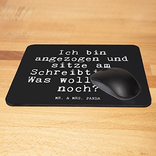 Mr. & Mrs. Panda Mauspad Druck Spruch „Ich bin angezogen und sitze am Schreibtisch. Was wollt ihr noch? “ – 100% handmade aus Naturkautschuk – Mouse Pad, Mousepad, Computer, PC, Männer, Mauspad, Maus, Geschenk, Druck, Schenken, Motiv, Arbeitszimmer, Arbeit, Büro Büro, Kollegen, Chef, Chefin, Kollegin, Kollege, Arbeitskollege, Arbeit, Schreibtisch, Firmenfeier, Geschenk Spruch Sprüche Lustig Spass Geschenk Geschenkidee Zitate - 4