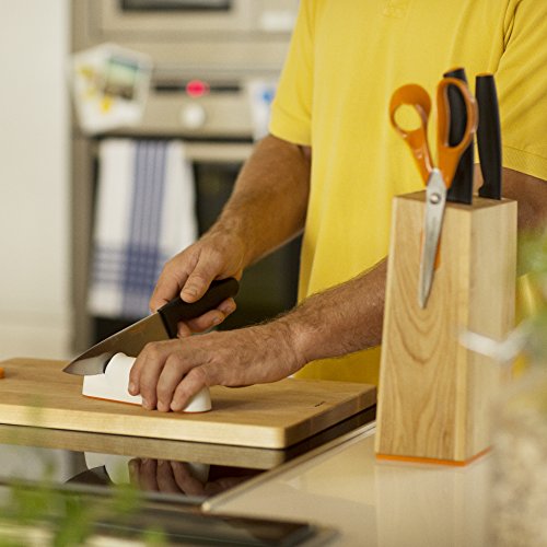 Fiskars Messerschärfer für glatte Messerklingen aus Stahl, Keramikschleifstein, Functional Form, Roll-Sharp, Weiß/Orange, 1014214 - 6