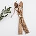 Produktbild Ski Cosy Winter Design Deko Anhänger Holz Weihnachten Xmas (10x37x4cm, Natur-Weiss)