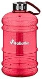 Botella de tamaño XXXL con 2,2 litros de capacidad, corresponde a la cantidad de consumo recomendado al día para un adulto. No necesita rellenarse constantemente como en el caso de una botella de deporte normal, te concentras al 100% en tu entrenamiento y llegas a tus objetivos más rápido.