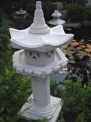 Vogelhaus auf Säule japanische Steinlaterne