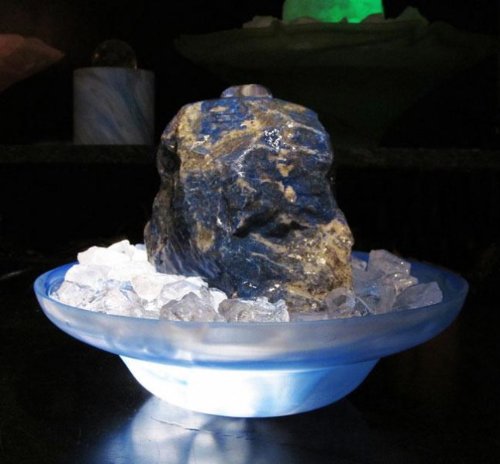 Zimmerbrunnen Lapis Lazuli Brunnen 'Blue Note' beleuchtet