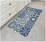 baldosas pvc autoadhesivas DISEÑADO POR UNA DISEÑADORA: TIVA DESIGN es una marca de estilo de vida establecida por la diseñadora Tiva Livne; sus diseños están inspirados en el pasado y en el futuro, y su objetivo es mejorar el estilo de vida de cualquier persona con el menor gasto posible; elige entre Barcelona Roja, Negro y Blanco, Canela, Estrella Oriental, Elizabeth, Jardín Italiano, Lisboa, Provenza, Azul Rey, Toscana, Belleza Veneciana y Victoria. Especialmente cómoda debajo de la mesa del comedor y en la cocina.