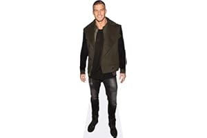 CELEBRITY CUTOUTS Alan Ritchson (Coat) Pappaufsteller lebensgross