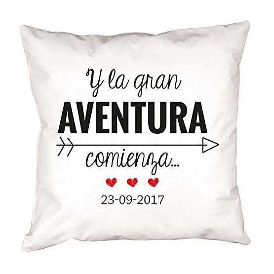Un Regalo romántico para Enamorados, un cojín Personalizado con el diseño Y la Aventura Comienza… Un Regalo para…