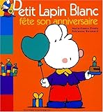 Petit lapin blanc fête son anniversaire