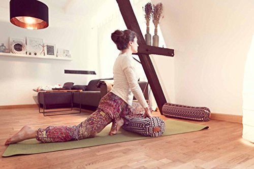 Eckiges Yoga Bolster »Paravati« mit Bio-Dinkelspelz (kbA) / Länge ca 67cm & Durchmesser ca 13cm – ideal als Yogakissen / Zafukissen / Meditationskissen / Meditiationsunterlage – hoher Sitz-Komfort dank Dinkelspelzfüllung / maschinenwaschbar & hautfreundlich. Ideale Hilfsmittel / Accessoire (Sitzkissen) für längere Meditationen. Material : 100% Baumwolle - 9