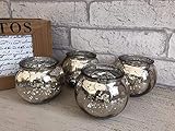 Decoraciones de estos portavelas de té podría ser utilizada como centro de mesa en una boda vintage o shabby chic - y haría un delicioso regalo de boda para los huéspedes. su acabado brillante, retro también les hace encajar en con cualquier tema festivo, así que ¿por qué no usarlos para añadir algunos glamuroso, iluminación brillante a tu mesa de Navidad?