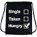 Produktbild PREMYO Turnbeutel in Schwarz aus Baumwolle mit Spruch und lustigem Motiv. Hochwertiger Sportbeutel Hipster mit Aufdruck Single Taken Hungry. Festival-Rucksack, GymBag witzig ideal für unterwegs