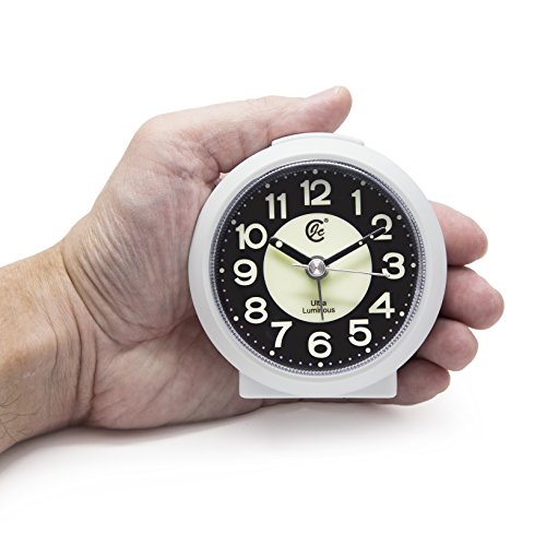 JCC charmante leuchtende kleine runde Handheld Größe nicht ticking Quarz Schreibtisch Uhr Wecker Reisewecker mit Licht Nacht, Snooze Funktion – batteriebetrieben (Matt – weiß) - 3