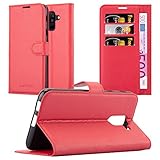 DESIGN: Das Kunstleder Etui im Book-Style bietet 3 Kartenfächer und eine horizontale Standfunktion, mit der man die Hülle kinderleicht zu einem Bildschirm umfunktioniert kann.