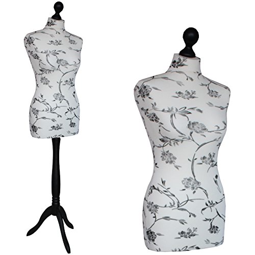 DummyDoll ® Schneiderpuppe aus Hart-Styropor Torso: weiblich Überzug: creme/ecru mit schwarzen Blumen Fuss: Holzfuß: Dreibein schwarz Größe: XS (32/34) S (34/36) S/M (36/38) M (38/40) M/L (40/42) L (42/44) XL (44/46) XXL (46/48) Schneiderbüste Schaufensterpuppe Büste Torso Schneiderpuppen Schneiderbüsten Schaufensterpuppen