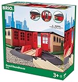 Wo parken die Eisenbahnen am liebsten? Der Lokschuppen ist die perfekte Ergänzung für die BRIO World - die Loks fahren auf die Drehscheibe, wo sie in der richtigen Fahrtrichtung positioniert werden