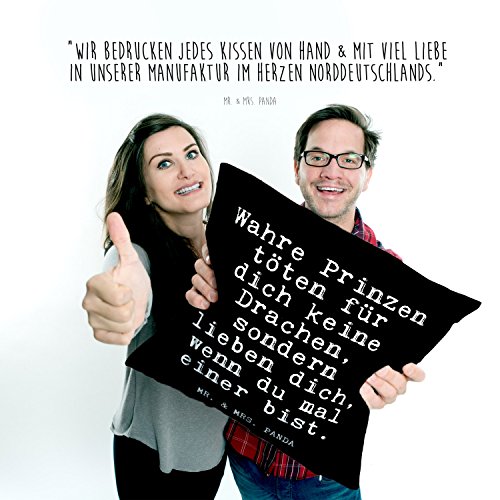 Mr. & Mrs. Panda Kissen 40×40 Spruch „Wahre Prinzen töten für dich keine Drachen, sondern lieben dich, wenn du mal einer bist. “ – 100% handmade aus Soft-Feel Kissenbezug – Kissen, Kissenhülle, Kopfkissen, Geschenk, Schenken, Couch, Sofakissen, weich, flauschig, 40×40, 40 x 40 Drache, Prinz, Mann, Freund, Jahrestag, Liebesbeweis, Liebe, Freundin, Frau, Hochzeit, Hochzeitsgeschenk Spruch Sprüche Lustig Spass Geschenk Geschenkidee Zitate - 3