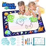 Kreatives Lernspielzeug mit einzigartigem Design - Unsere Wasser-Gekritzel-Zeichenmatte enthält: 1 x große Aqua-Gekritzelmatte mit 9 Farben + 3 x Wasser-Zeichenstifte + 1 x Malpinsel + 4 x Formen zum Zeichnen von niedlichen Tieren + 4 x Stempel mit verschiedenen Mustern + Mit 1 x Zeichenheft können Kinder ihre farbenfrohen Weltraumreisen mit endlosem Spaß genießen