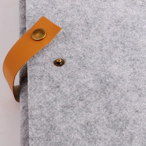 ©art&cherry Filztasche für MacBook Air 11″ mit Verschluss hellgrau - 5