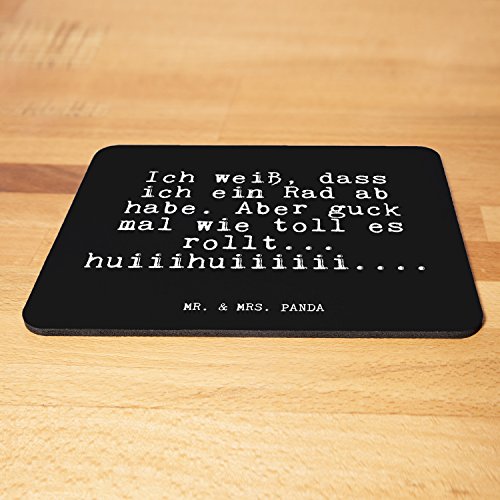 Mr. & Mrs. Panda Mauspad Druck Spruch „Ich weiß, dass ich ein Rad ab habe. Aber guck mal wie toll es rollt… huiiihuiiiiii….“ – 100% handmade aus Naturkautschuk – Mouse Pad, Mousepad, Computer, PC, Männer, Mauspad, Maus, Geschenk, Druck, Schenken, Motiv, Arbeitszimmer, Arbeit, Büro Geschenk, Freundin, Freund, Geschenk Frauen, Geschenk Freundin, Tasse mit Spruch Spruch Sprüche Lustig Spass Geschenk Geschenkidee Zitate - 3