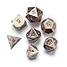 Produktbild 7-teiliges Metall Würfel Set | Antik Bronze mit schwarzer Bezifferung | Polyedrisches Würfelset aus echtem Metall | in schwarzer Metallbox | Table Top Brettspiele Pen-&-Paper Rollenspiel | Dungeons and Dragons DnD - Das Schwarze Auge DSA - Magic the Gathering MTG - Shadowrun - Pathfinder - Warhammer - Heroscape - Seventh sea - Polaris RPG - Call of Cthulhu - Vampire - Star Wars - Pathfinder - Mage - Savage Worlds - Paranoia - Cyberpunk -World of Darkness - Middle-earth Role Playing
