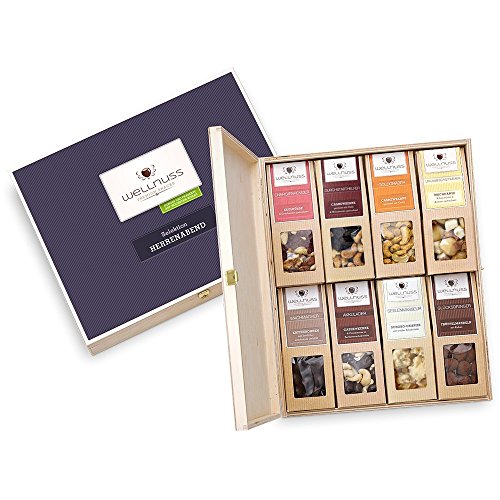 WELLNUSS Geschenk-Box für Männer „Herrenabend“ – 8 Premium Nuss- und Schokoladen-Snacks | Edle wiederverwendbare Geschenkbox aus Birkenholz und Schmuckverpackung | Eine kreative Geschenkidee für jeden Anlass WELLNUSS Geschenk-Box für Männer „Herrenabend“ – 8 Premium Nuss- und Schokoladen-Snacks | Edle wiederverwendbare Geschenkbox aus Birkenholz und Schmuckverpackung | Eine kreative Geschenkidee für jeden Anlass