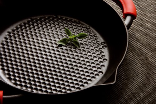 Staub 1223823 Pfanne, Hexagon Structure, Bräter rund mit abnehmbaren Silikongriffen, induktionsgeeignet mit mattschwarzer Emaillierung im Inneren des Topfes, 2 Ausgießer, 32 cm, 3,0 L, schwarz - 6