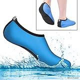CALZADO DE FÁCIL AJUSTE: El material neopreno flexible le permite deslizarse sobre los calcetines de agua con gran facilidad. También se adaptaran a la forma de sus pies como calcetines normales.