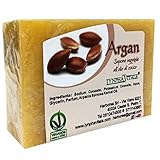 Nuestros jabones son elaborados en frío, inspirándonos en la vieja tradición de la Jabonería Artesanal que permite mantener intactas la calidad y las propiedades de los aceites utilizados. A través de este método de elaboración, la mezcla se extiende sobre planchas de madera envejecida que permite que la temperatura se reduzca de forma gradual. Después se deja enfriar durante 72 horas tras las cuales se procede a cortarlo de forma manual.