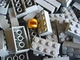 LEGO CITY - 50 Steine im seltenen neuen hellgrau mit 2x4 Noppen + 1 goldener Helm - BASIC STEINE - STEINE
