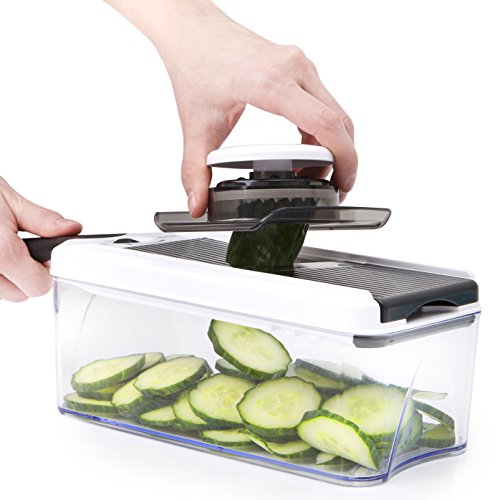 Verstellbarer Mandoline Gemüseschneider und Multischneider – Gemüsehobel, Gemüseschäler, Gemüsereibe und Julienneschneider in 1nem Mit Behälter, Schutzhandschuh und 5 Stahl Klingen – von HomeNative® - 4