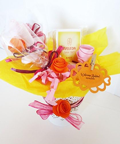 Idea Regalo per Neonati | Vaso di fiori con una Crema per il Cambio Pannolino Weleda e due "fiori" fatti con calzini in Cotone di Marca | Baby Shower Gift Idea | Per Femminucce