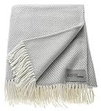 Die Wohndecke Zen der Lifestyle-Marke Schöner Wohnen mit ihrem Web-Muster hat einen edlen Look.