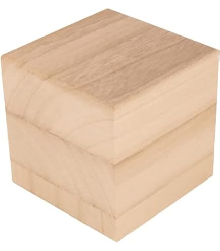 Ronde houten sokkel van massief grenenhout, gedraaid, ruw gelakt (diameter 6 ,5 cm