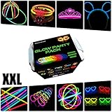 Incluye 200 glow sticks para hacer pulseras, collares, gafas, etc, 200 conectadores para pulseras luminosas glow 20 beads / perlas decorativas 10 conectores para hacer flores o pelotas 10 onectores triples 10 conectores mariposa para hacer pulseras 5 conectores para gorras 5 máscaras 5 diadema de orejas de conejo 5 pods luminosos (corazón, smile, etc) 3 pares de gafas redondas 3 pares de gafas aviador 3 pares de gafas corazón 3 coronas / tiaras